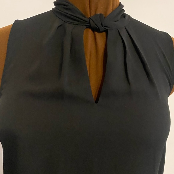 🖤ROSE +OLIVE🖤Black sleeveless blouse in XS.Beautiful detail on the neck. - Picture 4 of 12